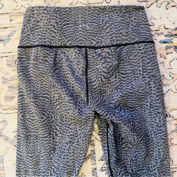 ⭐️Varley Luna Nocturnal Feathers Leggings Gray High-Rise 7/8 Stretch Size Small - Picture 6 of 8
